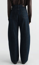 HIGH WAISTED CURVED PANTS IN DENIM