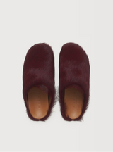 Burgundy long hair calfskin Fussbett sabot