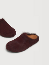 Burgundy long hair calfskin Fussbett sabot